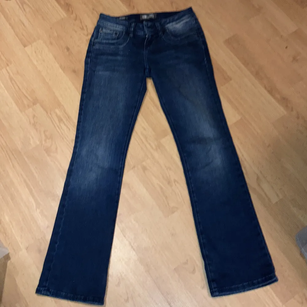 Säljer mina LTB jeans då de är lite stora. Har använts få gånger. Lågmidja, bootcut, mörkblå. Stlk 25/30. Pris kan diskuteras.. Jeans & Byxor.