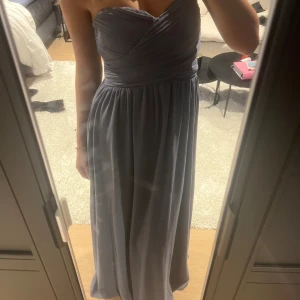 balklänning - Säljer nu min balklänning, aldrig använd av mig 🌸, passar mig som är en storlek S/XS , Jag är 175cm ❤️