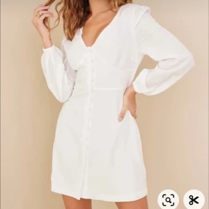 Vit mididress (student/konfirmationsklänning)  - Vit mididress stl 36 (Nelly x glam) med knappar, går till knäna😍 Upplevs som liten i storleken.  Aldrig använd och prislapp kvar! Gammal modell så finns ej att köpa. Därav säljer jag för 299kr (ord 349kr).  Hör av dig privat innan du trycker på köp 💕