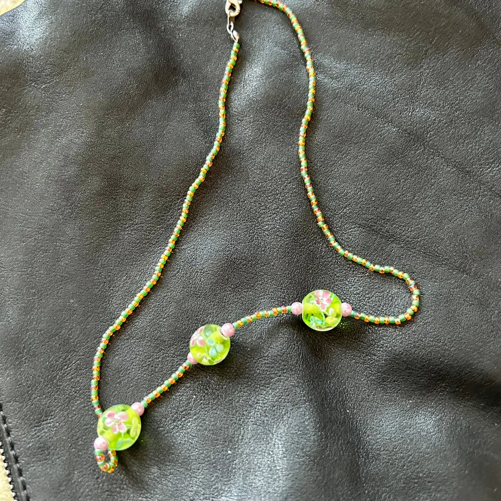 Halsband med gröna pärlor . Accessoarer.