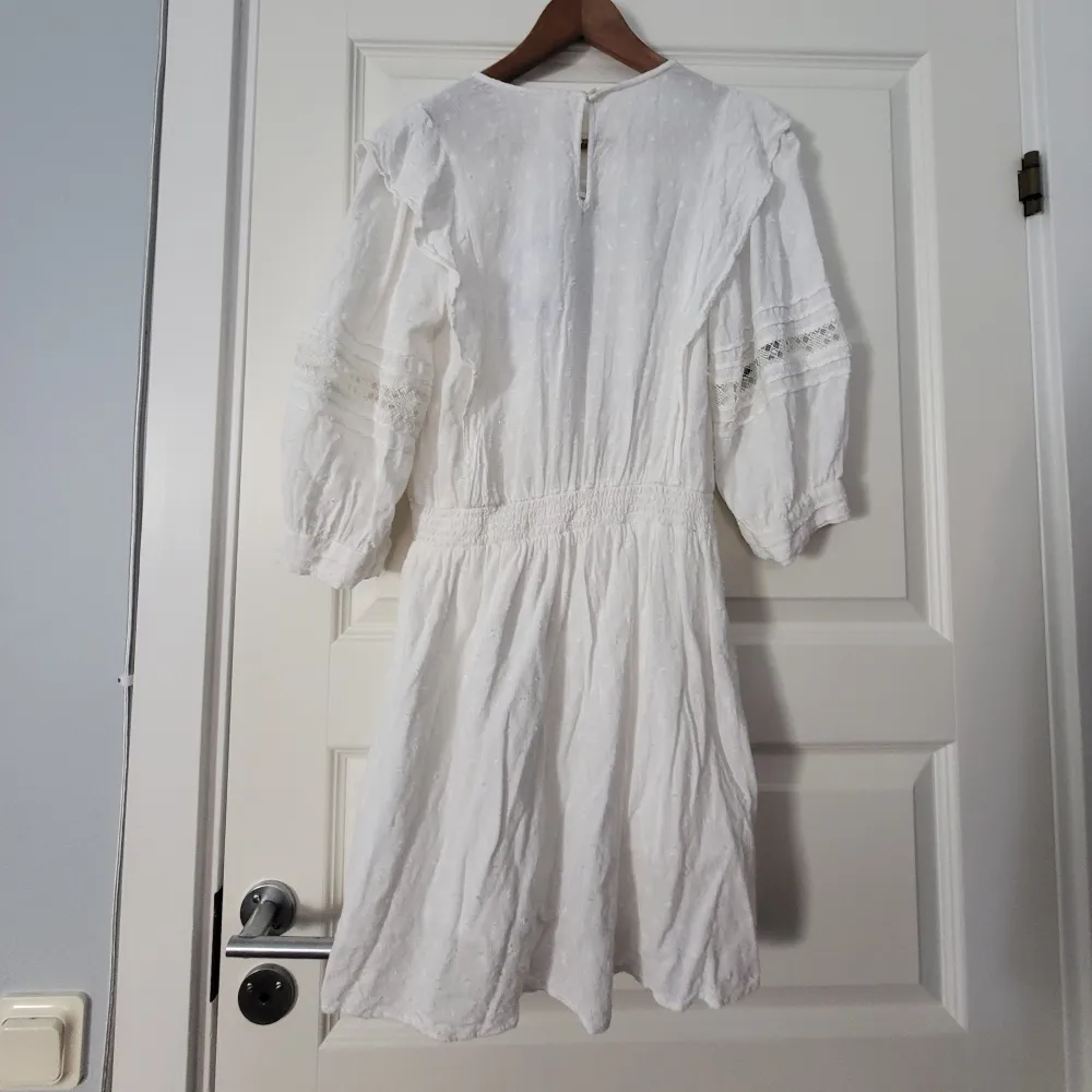 Nu säljer jag en jättefin vit sommrig spets klänning från H&M storlek 38 passar xs-m då det finns resor i midjan☀️💓 Har aldrig andvänds bara testad 1 gång🫶 passar till sommar,student, skolavslutning klänning☀️ pris kan diskuteras, skriv vid intresse💓. Klänningar.