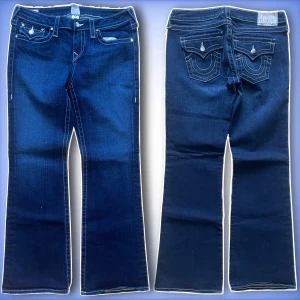 True Religion Jeans - Ett par jätte fina bootcut True religion jeans i ett jätte fint skick! Med diamanter till knappar 💎 hör av dig ifall du har frågor!😊