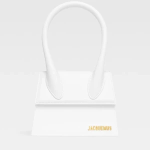 Jacquemus väska - Le Chiquito moyen väska från Jacquemus. Nypris 8000 kr. Välanvänd men inga defekter. Skriv för fler bilder. Pris kan diskuteras🩷 