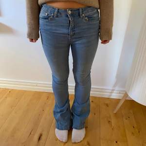 Säljer ett par snygga bootcut jeans som knappt är använda!