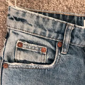 Super snygga zara jeans som är helt slutsålda. Köpta för 400 / 450kr. Är i storlek 32 men är lite stora i storlek så passar 34 med. Är i väldigt bra skick! 💗💗