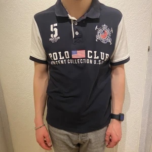 Polo pike - Cool oldmoney piké från märket polo club i storlek S. I använt skick men inga defekter. Hör av er vid frågor!