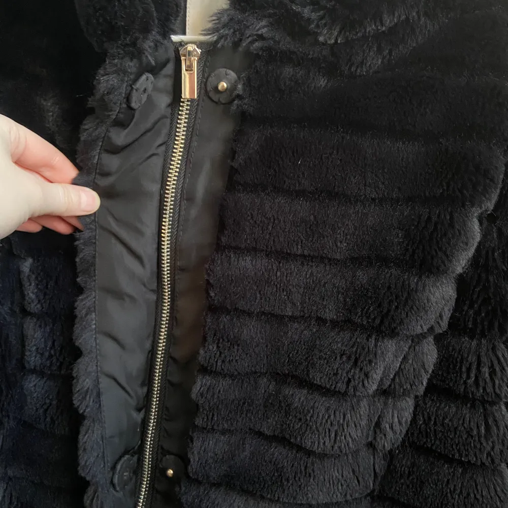 En svart jätteskön pälsjacka som passar till både vår, höst och lite varmare vinterdagar. Inte använd så många gånger och finns inga tecken på användning 🩷. Jackor.