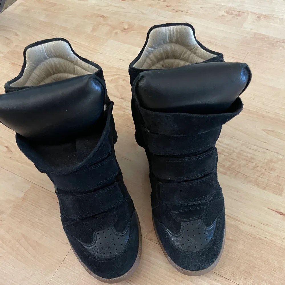 Isabele Marant Bekett Suede sneakers skor svarta i storleken 37. Använda ca 5 gånger men tyvärr är dom lite små för mig. Dom är super snygga, i jätte fint skick och ser knappt använda ut. kompletta med dustbags och kartong. Nypris 5900 kr. . Skor.
