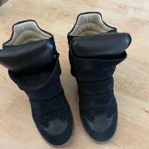 Isabele Marant Bekett Suede sneakers skor svarta i storleken 37. Använda ca 5 gånger men tyvärr är dom lite små för mig. Dom är super snygga, i jätte fint skick och ser knappt använda ut. kompletta med dustbags och kartong. Nypris 5900 kr. 
