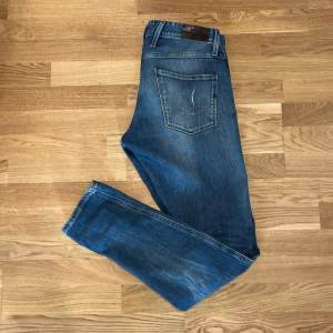 Säljer dessa as feta jeans från replay med as snygga slitningar! Modell anbass på byxorna! 