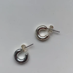 Silvriga små hoops - Använda några gånger men fortfarande fina och bra material😊