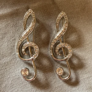 Musik not (G klav) Broschnål - Jättefina silvriga broschnål med G-klav 🎼 musiknoten. Rostfritt! Jättefina små diamant detaljer🌟 Man kan ha fast den på väskan, tröjan, kavaj osv.  60kr/st eller båda för 100kr