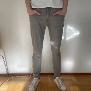 Replay Anbass - Schyssta replay jeans med skön passform.  W29 L32. Hör av er vid frågor mvh Ville.