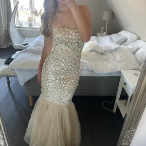 Balklänning guld - Säljer denna underbara balklänningen som är i så fint material!💛Klänningen är i storlek small och sitter väldigt smickrande på kroppen. Tillkommer även en sjal som man kan över armarna🫶🏼