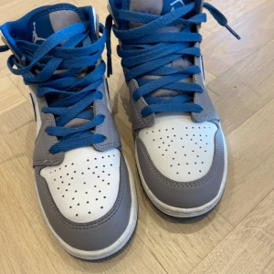 Air Jordan 1 True Blue - Väldigt få gånger använda. Är köpta från SC Hype i Jönköping. Finns ingen box men kvitto finns.
