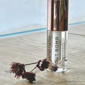 Oanvänd läppglans  - Pout Bomb Plumping Gloss Lipgloss ger läpparna ett ultimat, glansigt utseende. Berikad med E-vitamin som har en vårdande verkan samt en mjukt stickande effekt för maximal volym. 