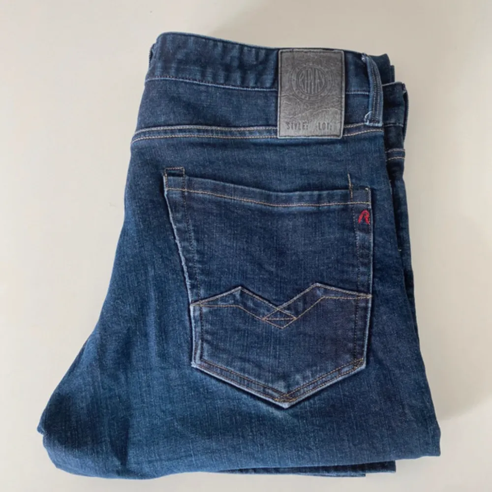 Replay jeans i mycket bra skick🍾🍾jeansen är extremt trendiga och de är i slim🍾🍾priset kan diskuteras vid snabb affär skriv om du är intresserad 🍾🍾. Jeans & Byxor.