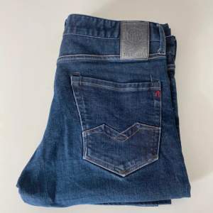 Replay jeans i mycket bra skick🍾🍾jeansen är extremt trendiga och de är i slim🍾🍾priset kan diskuteras vid snabb affär skriv om du är intresserad 🍾🍾