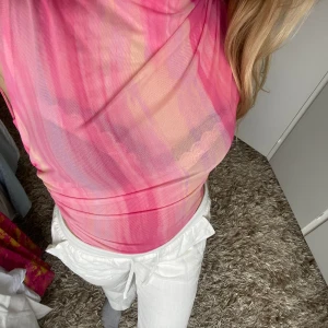 Sommartopp  - Genomskinlig body från zara, starkare rosa i verkligheten, aldrig använd 