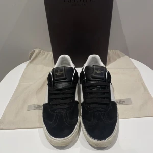 Valentino Flycrews  - Säljer mina Valentino Flycrews. Ni får bedöma skicket själva. Dom har sprickor under båda sulorna som är igenom skon (bild 2). Samt sidorna av skorna. (bild 3) Dom är i Storlek 41 men passar mig som har 42. Alla nitar är kvar. 