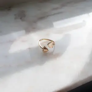 Ring från Yomie💕 Yomie har fina kvalitativa prisvärda ringar som endast kostar 119kr 💕 Alla är vattentäta och gjorda av rostfritt stål 💛 Ringarna orsakar alltså inga utslag 💕Denna ring är justerbar & i färgen guld 💛 För fler frågor/bilder skicka DM 