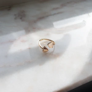 Ring med Hjärtan💕 - Ring från Yomie💕 Yomie har fina kvalitativa prisvärda ringar som endast kostar 119kr 💕 Alla är vattentäta och gjorda av rostfritt stål 💛 Ringarna orsakar alltså inga utslag 💕Denna ring är justerbar & i färgen guld 💛 För fler frågor/bilder skicka DM 
