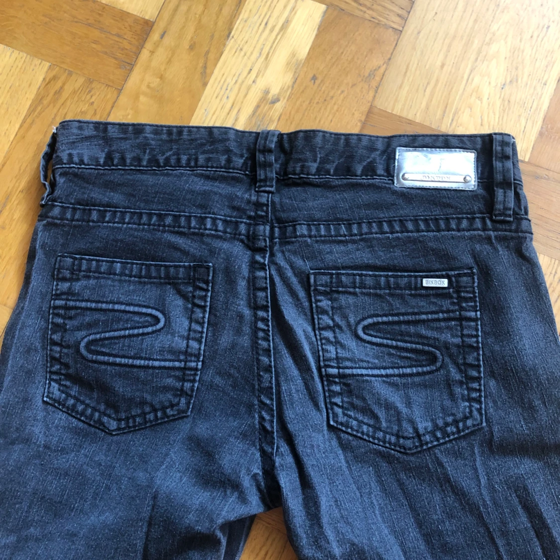 Grå lågmidjad/mid  jeans