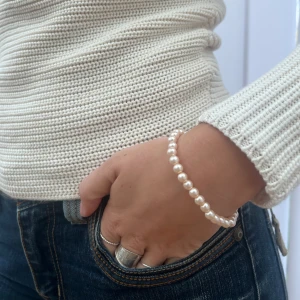 Pärlarmband - Jättefint vitt pärlarmband med lätt rosa skimmer som verkligen passar till allt. Inga defekter⚡️☺️