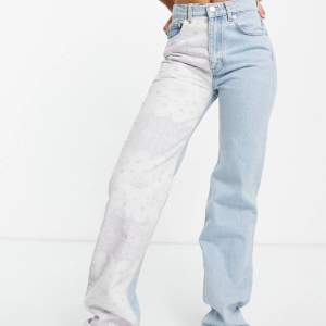 Säljer dessa skitcoola split jeans från Pull & Bear! Säljer pga för små för mig, de är storlek 34! Fint skick!