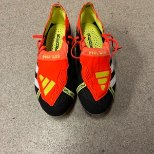Adidas predator  - Säljer dessa adidas predator i storlek 40 2/3. De är knappt använda och är i extremt fint skick. Cond 9/10 Skriv vid mer frågor eller bilder!