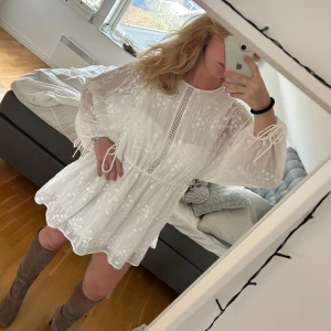 Studentklänning  - Vit vacker klänning från H&M i storlek S men köpt av mig från sellpy 🤍 Endast testad! 