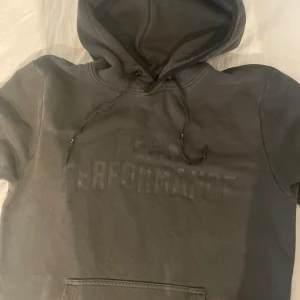 Peak Performance - Peak Performance hoodie i använt men fint skick. Mjuk insida. Grå grön. 