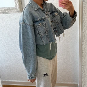 Kort jeansjacka - Kort jeansjacka från Zara i storlek 38/medium. Bra skick!
