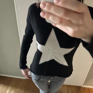 Stjärn tröja - Denna as snygga offshoulder stickade stjärn tröjan! 