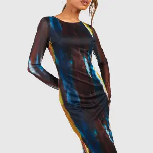 Jag säljer denna färgglada klänning i storlek 40, ny med prislapp, då den inte passade min stil. Mitt pris för klänningen är 200 kr men det kan diskuteras. Köparen står för frakt.