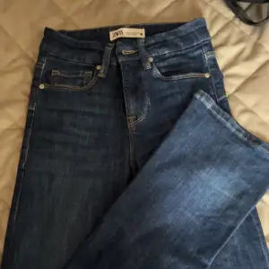 Säljer dessa mörkblå bootcut jeans som inte kommer till användning, jätte bra skick!