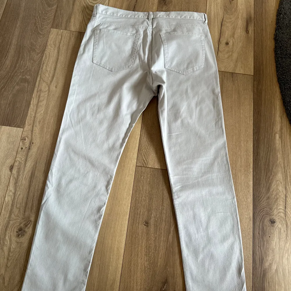 Säljer ett par oanvända ljusgrå byxor i tunnare jeansmodell.  Storlek 32/32.. Jeans & Byxor.
