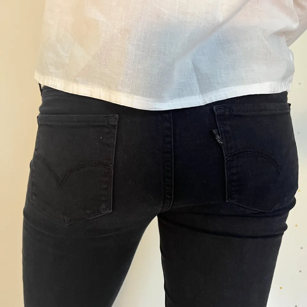 Supersnygga bootcut Levi’s jeans! Säljer pga alldeles för små: storlek 27 och skulle säga att de passar bäst på någon under 1.64!! Modell på bild är 1.74 och brukar bära S/M, och för mig är de alldeles för korta. Töjbart material så kan passa många!!. Jeans & Byxor.