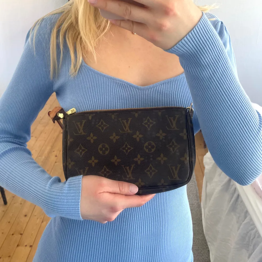 Så fin äkta pochette väska från louis vuitton inköpt från vestiare collective! Orginalbandet har tyvärr gått sönder så beställde ett nytt band (dock ej från louisvuitton) som inte riktigt är i samma färg men tycker absolut det funkar ändå (se bild 2). Väskor.