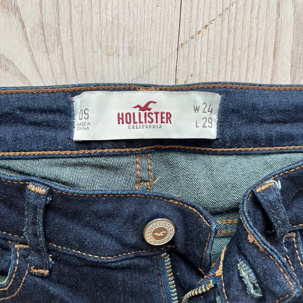 Lågmidjade uppvikta jeansshorts från Hollister som jag har gjort om av ett par byxor. Storlek W24 L29 och tvärs över midjan är det 35 cm + stretch. Har tyvärr inga bilder med dem på då de är försmå för mig. Använd gärna köp nu!. Shorts.