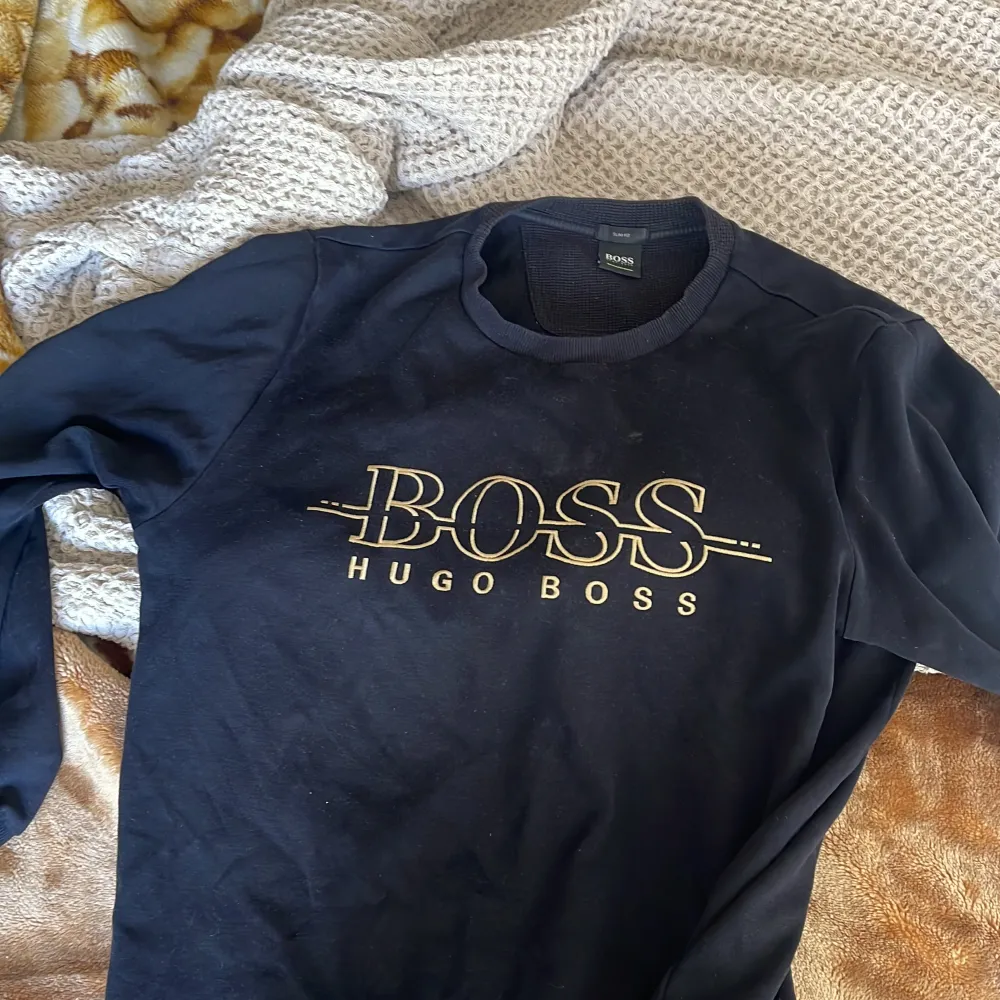 Hej har en gammal Hugo boss tröja som jag använder inte storlek m och man kan inte köpa den i Hugo boss och vi kan diskutera pris på snap h_000125. Tröjor & Koftor.