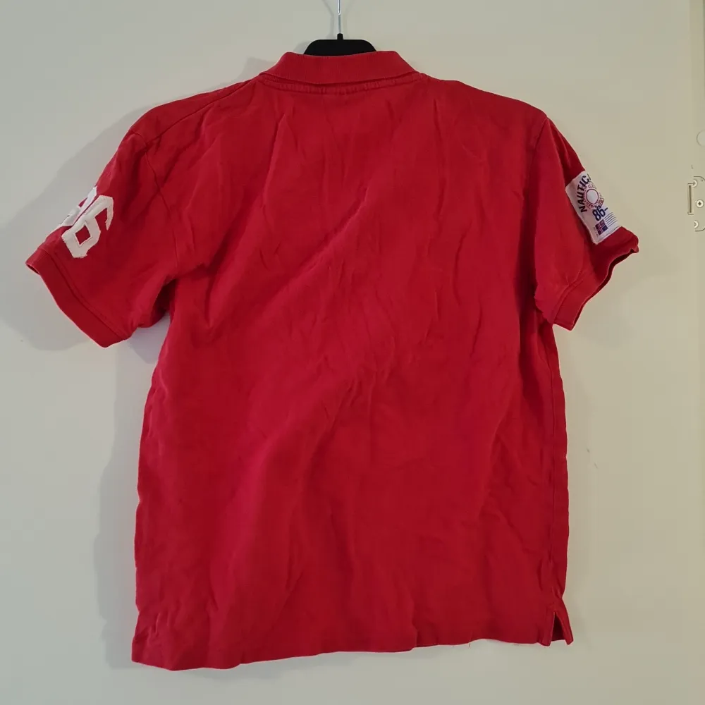 Röd pikétröja, använt skick. Storlek: L men passar S. T-shirts.