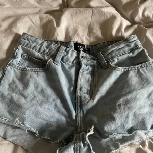 Jeans shorts ifrån lager 157 tillsalu - Jätte fina jeans shorts från lager 157. Dom är i otroligt bra skick. Jag har bara använt de några få gånger. Säljer då de blivit lite stora för mig. Dom är i jätte fint skick, har inga defekter.  Skickar gärna fler bilder❤️ nypris: 150 