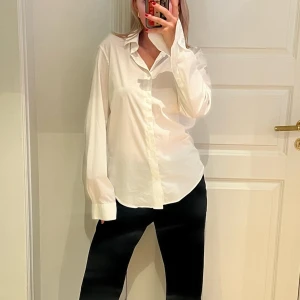 Vit skjorta regular fit - Vit skjorta. Passformen är regular fit , sitter fint & har ett fint material. Aldrig använd.  Storlek: S