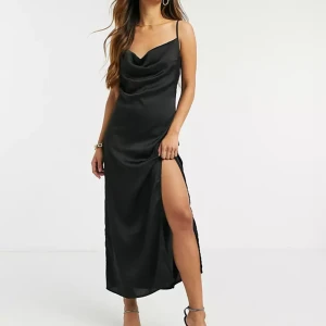 Svart Satinklänning - Svart satinklänning från boohoo🎀 Säljer för köpte två storlekar, den här är oanvänd 🎀Storlek M