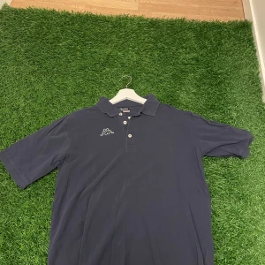 Kappa pucken  - Snygg piké tröja. Säljer lågt då jag inte har användning för den längre så va snabba och köp. Skick 7/10. Storlek m passar även s vid vissa lägen. 