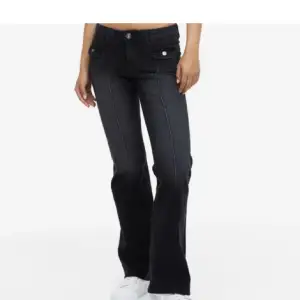 Svarta jeans från hm med framfickor. Lite slitna vid byxkanten, men säljer för att dom inte kommer till användning!🌟Pris kan diskuteras!