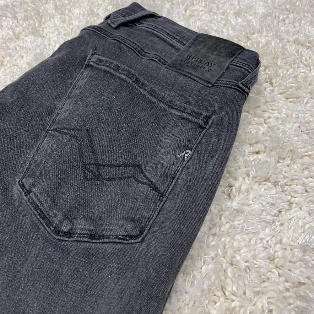 Säljer nu dessa otroligt fräscha Replay Jeans med Slim fit, strl 30/32. Nypris Ca 2000kr, mitt pris: 699. Jeans & Byxor.