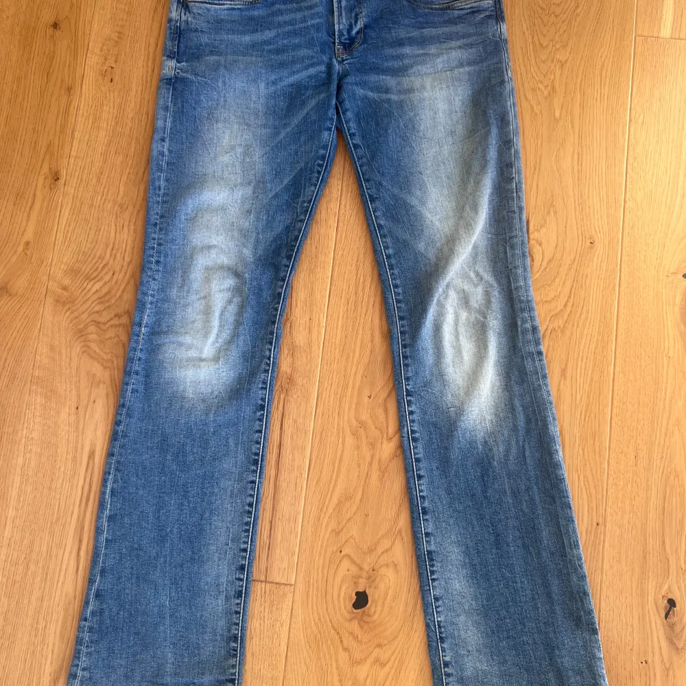 Säljer dessa super fina lågmidjade jeans som ej kommer till användning längre. Midjemått rakt över är 38 cm och innerbenslängden är 77 cm jag är 164 som referens. Skriv om du undrar ngt annars klicka bara köp nu!💓. Jeans & Byxor.