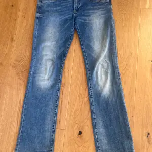 Säljer dessa super fina lågmidjade jeans som ej kommer till användning längre. Midjemått rakt över är 38 cm och innerbenslängden är 77 cm jag är 164 som referens. Skriv om du undrar ngt annars klicka bara köp nu!💓